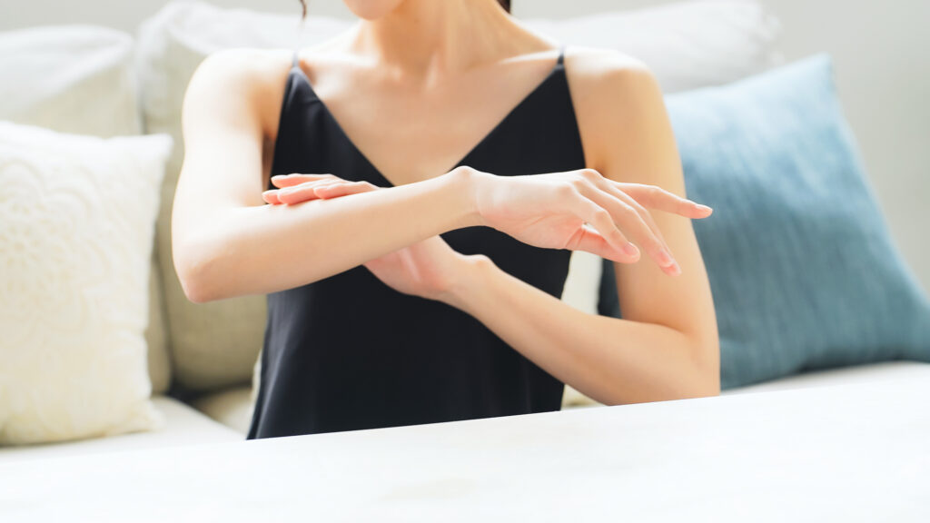 腕を気にする女性