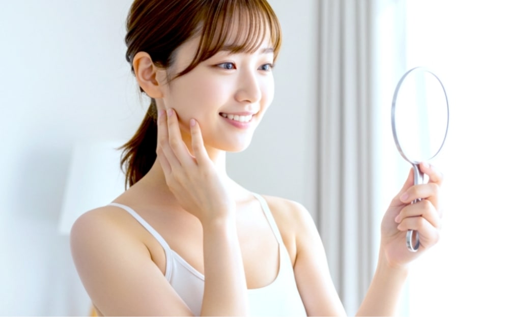 鏡を見ている女性