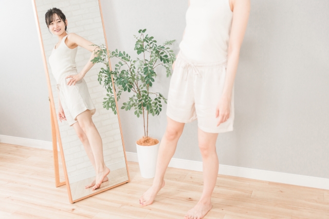 鏡を見ている女性