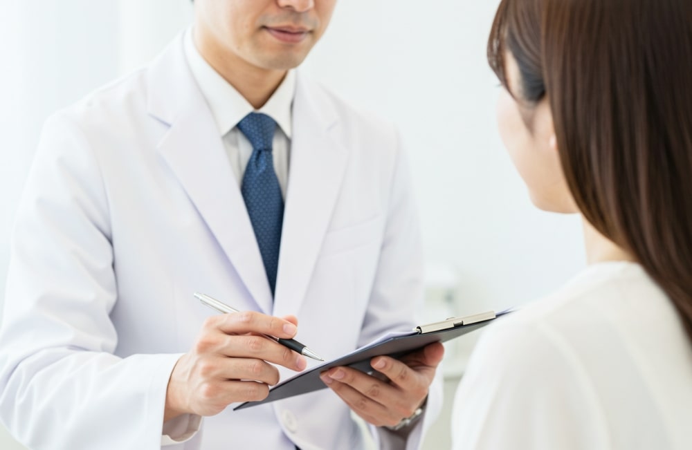 メモを取る医師