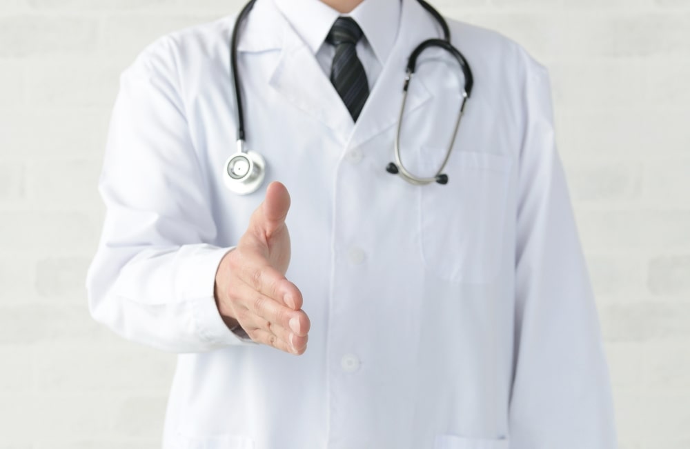 手を差し出す医師