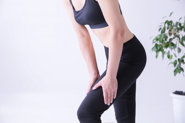 女性が太ももを押さえる様子